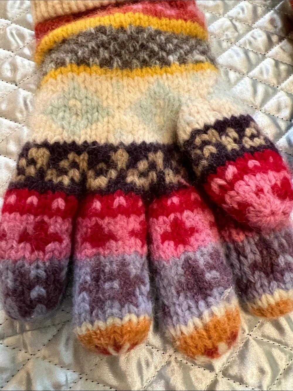 Women’s Multicolor Fair Isle Knit Gap Gloves with Beige Cuff
